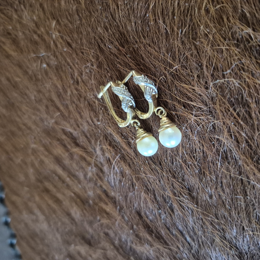 COPY - MAKE AN OFFER! Vintage Classic Gold and Pearl Drop Earrings Authentic